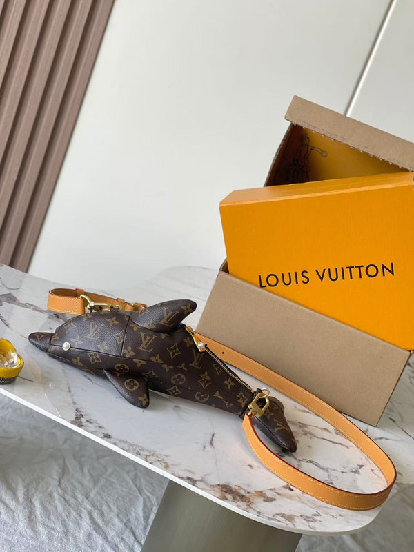 [RARE ITEM] DOLPHIN-SHAPED BAG, CLASSIC COLOR SCHEME