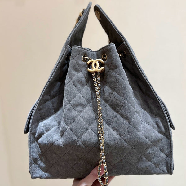 CC 25 HANDBAG 40 IN GREY SUEDE GOLD HARDWARE